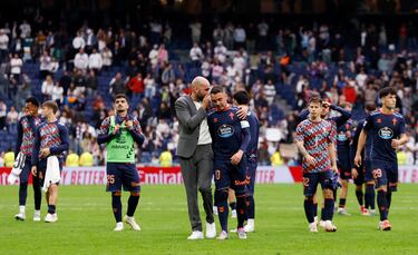 Los futbolistas del Celta de Vigo agradecen a sus aficionados desplazados al Bernabéu su apoyo durante el partido.