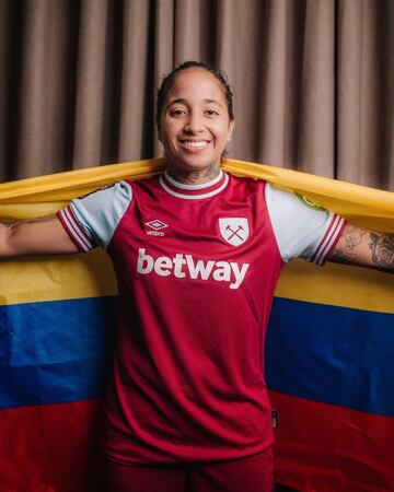 Luego de ser campeona de la Liga Femenina BetPlay Dimayor 2024 con Deportivo Cali anotando dos goles en la vuelta y ser importante para la Selección Colombia en los Juegos Olímpicos, la delantera fue transferida a West Ham de Inglaterra. Será su segunda experiencia internacional y la primera en Europa. Firmó contrato hasta 2027.