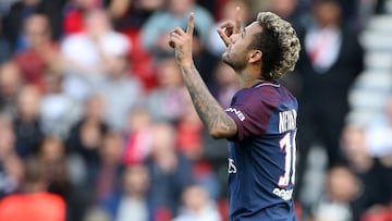 PARIS, FRANCE - SEPTEMBER 30: Neymar Jr of PSG celebrates his goal during the French Ligue 1 match between Paris Saint-Germain (PSG) and FC Girondins de Bordeaux at Parc des Princes on September 30, 2017 in Paris, France. (Photo by Jean Catuffe/Getty Images)