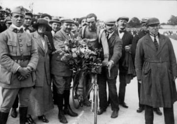 Ganador más veterano: El ciclista belga Firmin Lambot ganó con 36 años en 1919. Ese año volvió a celebrarse el Tour de Francia tras la Primera Guerra Mundial en unas condiciones muy desfavorables (carreteras destrozadas, pésima organización y corredores en mal estado físico). Sólo once ciclistas pudieron acabar la carrera.