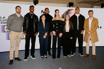 Carolina Marín, con varios de los deportistas presentes en el preestreno. 