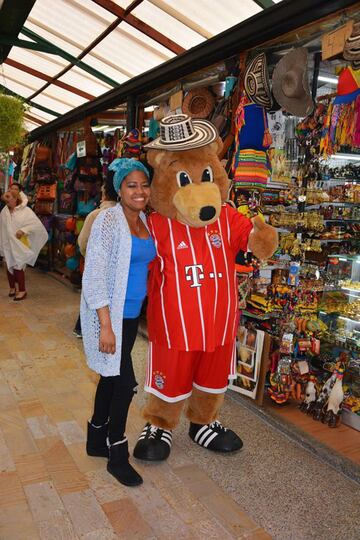 Berni, la mascota del Bayern de visita en Colombia