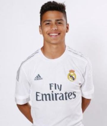 Paolo Medina, cadete mexicano del Real Madrid, posando con la camiseta.