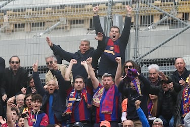 El candidato a la presidencia del FC Barcelona, Joan Laporta, viendo el partido en las gradas.


