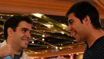 Samuel Jiménez (a la derecha) bromea con el otro finalista del Poker Pro Masters, Jesús Cortés