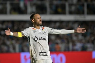 El '10' del Santos durante el partido de fútbol del Campeonato Paulista entre Santos y Botafogo de Ribeirao Preto en el estadio Urbano Caldeira de Santos.