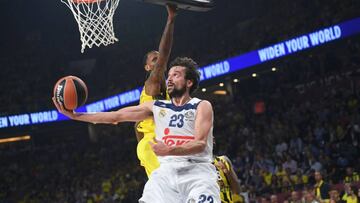 Fenerbahce&#039;s James Nunnally (L) tries to stop Real Madrid&#039;s Sergio Llull (R) during the semi-final basketball match between Fenerbahce Ulker vs Real Madrid at the Euroleague Final Four basketball matches at Sinan Erdem sport Arena on May 19, 2017 in Istanbul.  / AFP PHOTO / BULENT KILIC