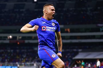 Cuando parecía que Cruz Azul volvería a quedar eliminado, el árbitro marcó un penal en la parte final del encuentro. El 'Cabecita' Rodríguez no dudó en patear desde el manchón penal y así la Máquina conseguía su boleto a semifinales.