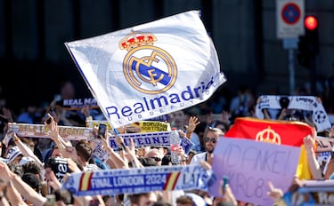 Cientos de seguidores esperan en la Plaza de Cibeles a que llegue el equipo para celebrar la decimoquinta Champions League con sus ídolos.