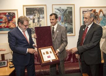 Juan Luis Cebrián, Shk. Khalid bin Thani bin Abdullah Al Thani, vicepresidente de Dar Al Sharq Group y Abdullatif Al Mahmoud, Director ejecutivo de Dar Al Sharq Group en su visita a la redacción del Diario AS.