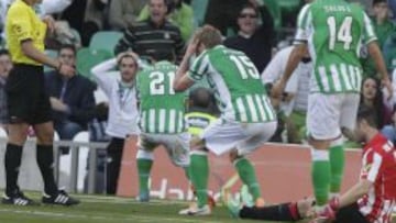 Gil Manzano señala como penalti una falta de Perquis a Sola que había sido fuera del área. Luego hubo mucho más...