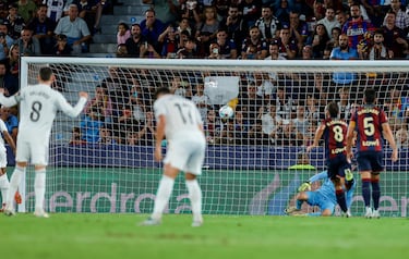 1-3. Kylian Mbappé ejecuta la penal máxima a lo Panenka sorprendiendo y batiendo a Matthew Ryan.