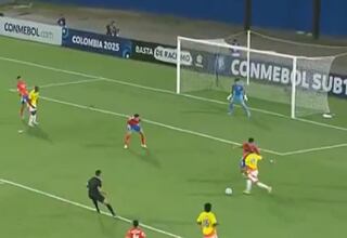 Es el arquero del futuro en la Roja: atajadas como esta lo confirman