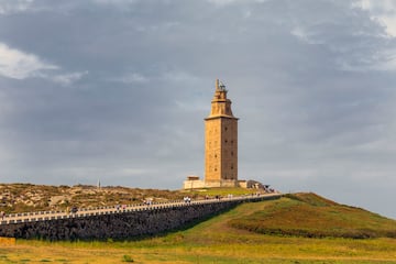 Es el único faro grecorromano que ha mantenido su integridad y que sigue cumpliendo su función en la actualidad. Lo construyeron los romanos en el s.I con el nombre de Farum Brigantium. La torre tiene 55 metros y consta de tres niveles que se van estrechando hasta la cúspide. El primer nivel corresponde a la estructurad el faro romano. Junto al faro se haya un pequeño edificio romano de forma rectangular.