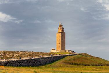 Es el único faro grecorromano que ha mantenido su integridad y que sigue cumpliendo su función en la actualidad. Lo construyeron los romanos en el s.I con el nombre de Farum Brigantium. La torre tiene 55 metros y consta de tres niveles que se van estrechando hasta la cúspide. El primer nivel corresponde a la estructurad el faro romano. Junto al faro se haya un pequeño edificio romano de forma rectangular. 