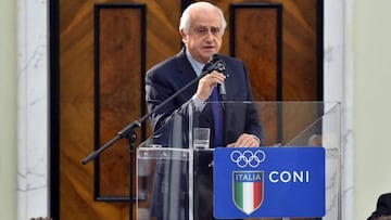 Futbolistas de la liga italiana amenazan con hacer huelga si no se profesionaliza la disciplina, luego de que la justicia diera marcha atrás con la decisión de volverla profesional.