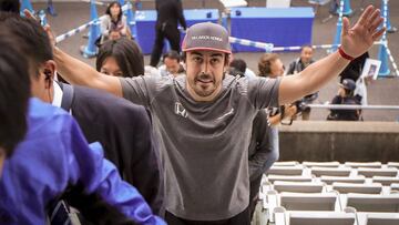 Fernando Alonso saludando a la afici&oacute;n japonesa en Suzuka durante el GP de Jap&oacute;n.