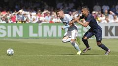 Casemiro luchando con Aspas por un bal&oacute;n.