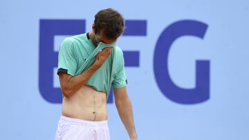 Gstaad (Switzerland), 23/07/2022.- Albert Ramos-Vinolas of Spain reacts during the semifinal match against Casper Ruud of Norway at the Swiss Open tennis tournament in Gstaad, Switzerland, 23 July 2022. (Tenis, Noruega, España, Suiza) EFE/EPA/ANTHONY ANEX
