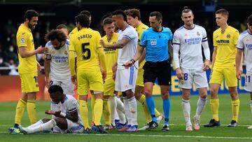 Vinicius, en el suelo tras recibir el manotazo de Albiol en el Villarreal-Real Madrid de la temporada pasada.