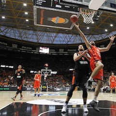 Oriola lidera una victoria del Valencia por aplastamiento