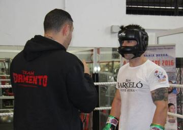 Nicolás González recibe las indicaciones de Carlos Formento durante un entrenamiento.