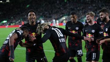 Glasgow (United Kingdom), 11/10/2022.- Emil Forsberg of RB Leipzig celebrates with teammates after scoring a goal during the UEFA Champions League group F soccer match between Celtic FC and RB Leipzig in Glasgow, Britain, 11 October 2022. (Liga de Campeones, Reino Unido) EFE/EPA/ROBERT PERRY
