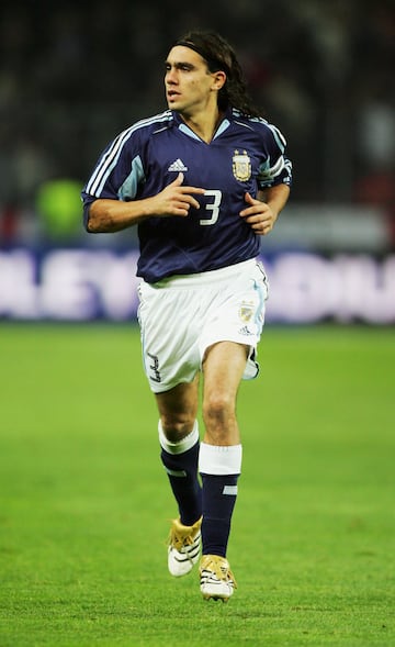 10 años y dos Mundiales a cuestas con la Selección Argentina, el polifacético lateral fue el dueño del '3' con la 'Albiceleste'. En clubes solo tuvo el mismo dorsal con el PSG. Brilló con intensidad en el Villarreal y la Lazio.