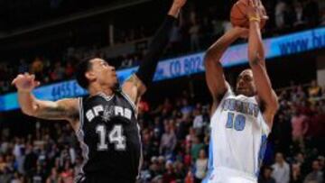 Arron Afflalo lanza ante Danny Green.