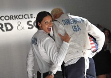 Adriana Lima y el campe車n ol赤mpico Miles Chamley-Watson.