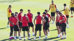 Simeone, en el entrenamiento con el once que medita ante la Juventus. 