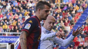 Pardo, con Mollejo, durante el Estremadura-Deportivo.