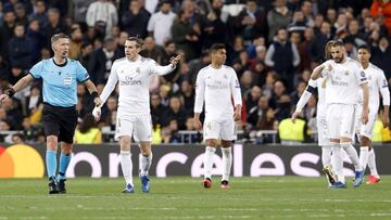 Bale protesta al &aacute;rbitro, el italiano Daniele Orsato, el primer gol del Manchester City.
