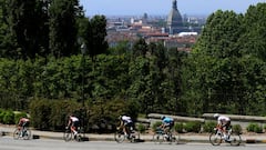 Los ciclistas ruedan por los alrededores de Turín durante la decimocuarta etapa del Giro de Italia 2022.