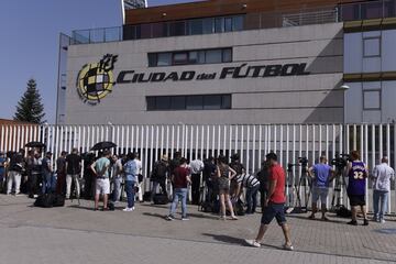 Decenas de periodistas se agolpan en el acceso principal de la sede de la Federación Española de Fútbol, en la localidad madrileña de Las Rozas.