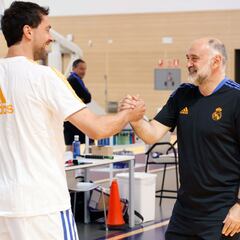 Pablo Laso visita a la plantilla del Real Madrid