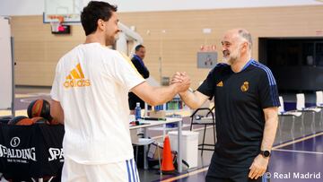 Pablo Laso visita a la plantilla del Real Madrid