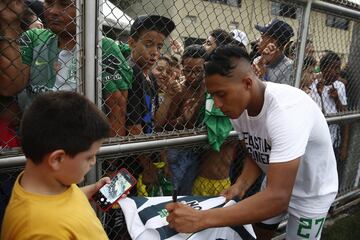 La cancha sintética Villa del Socorro, del barrio Andalucía en Medellín, recibió a varios jugadores profesionales de los equipos antioqueños. Sebastián Gómez, Andrés Ricaurte, Neider Moreno, Daniel Muñoz, entre muchos más.