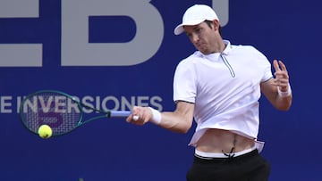 AME109. BUENOS AIRES (ARGENTINA), 17/02/2024.- Nicolás Jarry de Chile devuelve una bola a Carlos Alcaraz de España, por el pase a la final en el torneo IEB+ Argentina Open, en el Court Guillermo Vilas en Buenos Aires (Argentina). EFE/Luciano González