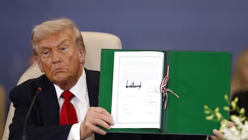 U.S. President Donald Trump poses with the signed agreement at a world leaders' summit on ending the Gaza war, amid a U.S.-brokered prisoner-hostage swap and ceasefire deal between Israel and Hamas, in Sharm el-Sheikh, Egypt, October 13, 2025. Yoan Valat/Pool via REUTERS