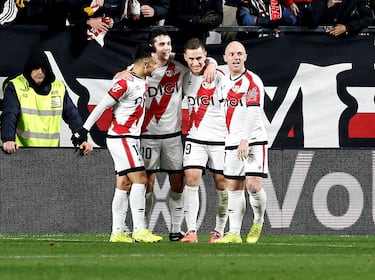 Era duda tras su lesión y fue titular. Su gol de volea es de los mejores de la jornada.