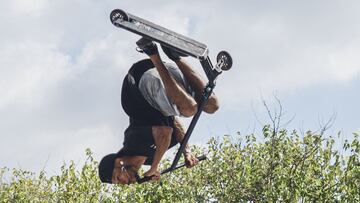 Un rider de Scooter tirando un truco en el Extreme Barcelona 2022, el viernes 16 de septiembre en el Parc del F&ograve;rum. 