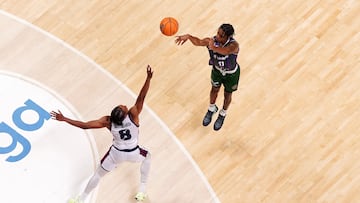 Tyson Carter lanza un triple durante el Unicaja - King Szczecin.