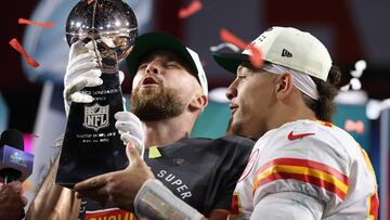 Glendale (United States), 12/02/2023.- Kansas City Chiefs quarterback Patrick Mahomes (R) and tight end Travis Kelce (L) hoist the Vince Lombardi Trophy after defeating the Philadelphia Eagles in Super Bowl LVII between the AFC champion Kansas City Chiefs and the NFC champion Philadelphia Eagles at State Farm Stadium in Glendale, Arizona, 12 February 2023. The annual Super Bowl is the Championship game of the NFL between the AFC Champion and the NFC Champion and has been held every year since January of 1967. (Estados Unidos, Filadelfia) EFE/EPA/CAROLINE BREHMAN
