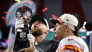 Glendale (United States), 12/02/2023.- Kansas City Chiefs quarterback Patrick Mahomes (R) and tight end Travis Kelce (L) hoist the Vince Lombardi Trophy after defeating the Philadelphia Eagles in Super Bowl LVII between the AFC champion Kansas City Chiefs and the NFC champion Philadelphia Eagles at State Farm Stadium in Glendale, Arizona, 12 February 2023. The annual Super Bowl is the Championship game of the NFL between the AFC Champion and the NFC Champion and has been held every year since January of 1967. (Estados Unidos, Filadelfia) EFE/EPA/CAROLINE BREHMAN
