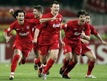 Los jugadores del Liverpool celebran el triunfo en la final de la Champions por penaltis.