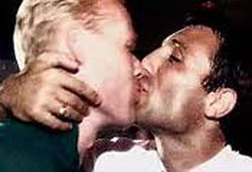 El F.C. Barcelona se proclam¨® campe¨®n de Europa por primera vez en 1992. En plena celebraci¨®n, el b¨²lgaro Stoichkov y el neerland¨¦s Ronald Koeman se dieron un beso. A?os despu¨¦s, el que fuera entrenador del club catal¨¢n se?al¨® que fue culpa del alcohol.