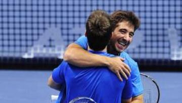 <b>ALEGRÍA. </b>Marc López se abraza con Granollers en el O2 Arena.