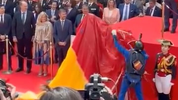 Paracaidista sacando de encima a dos Guardias Reales el paracaídas con la bandera de España, el 2 de mayo del 2024 en la Puerta del Sol.