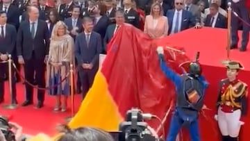 Paracaidista sacando de encima a dos Guardias Reales el paracaídas con la bandera de España, el 2 de mayo del 2024 en la Puerta del Sol.